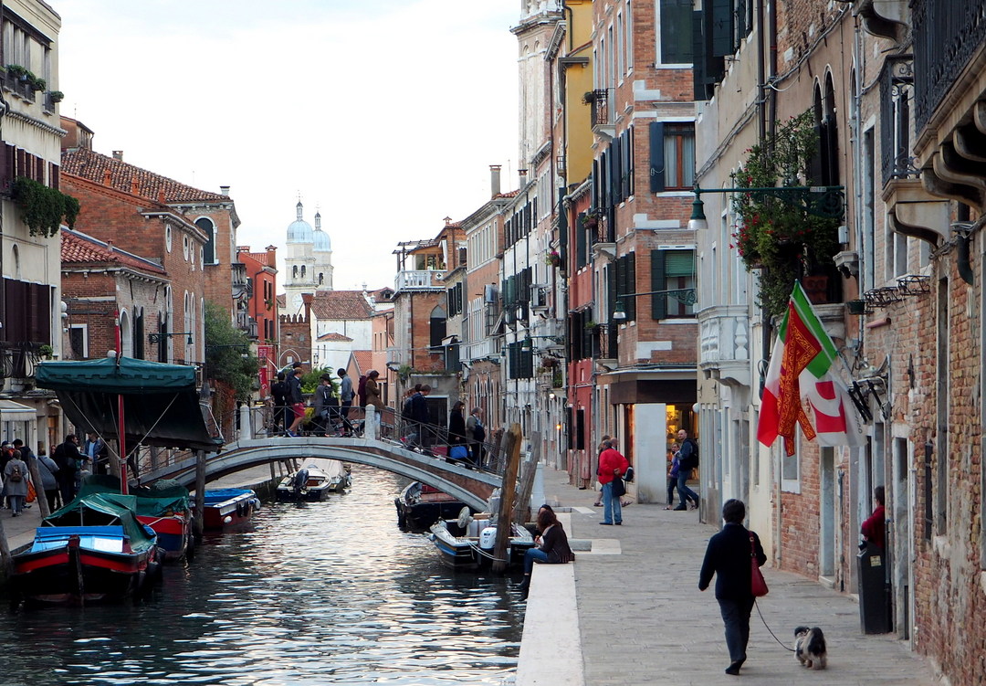 Ponte dei Pugni, Dorsoduro District, Venice, Italy Ponte dei Pugni, Dorsoduro District, Venice, Italy